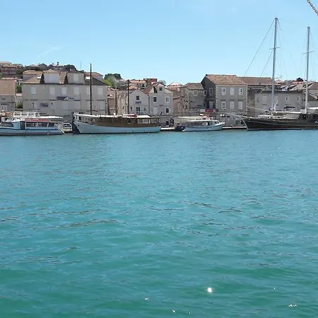 Tudor בית הארחה 3*