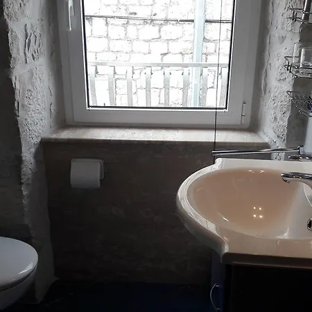 Tudor Guest house 3*